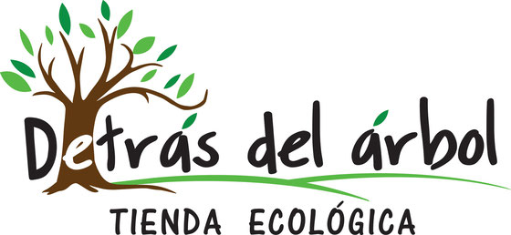 Detrás del árbol